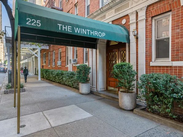 NYC building with architectural projections